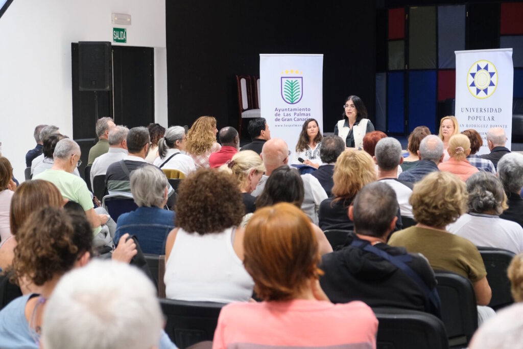 Darias traslada la labor municipal a la Universidad Popular. Carolina Darias en el encuentro con usuarios de la Universidad Popular – Juan Rodríguez Doreste/ Ayuntamiento de La Palmas de Gran Canaria.