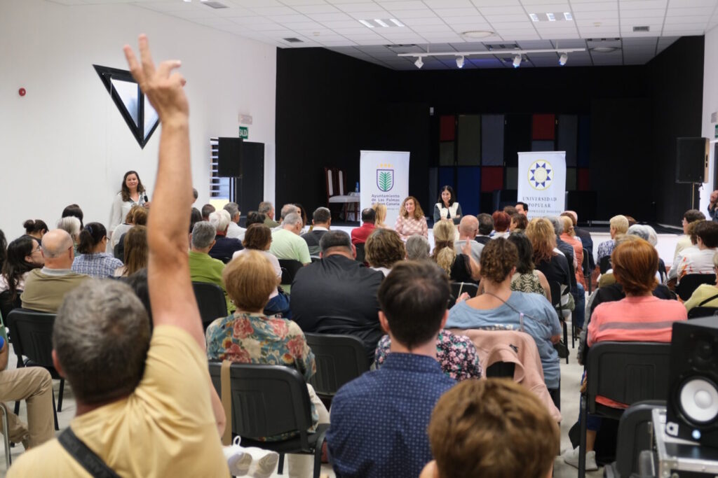 Darias traslada la labor municipal a la Universidad Popular. Carolina Darias en el encuentro con usuarios de la Universidad Popular – Juan Rodríguez Doreste/ Ayuntamiento de La Palmas de Gran Canaria.