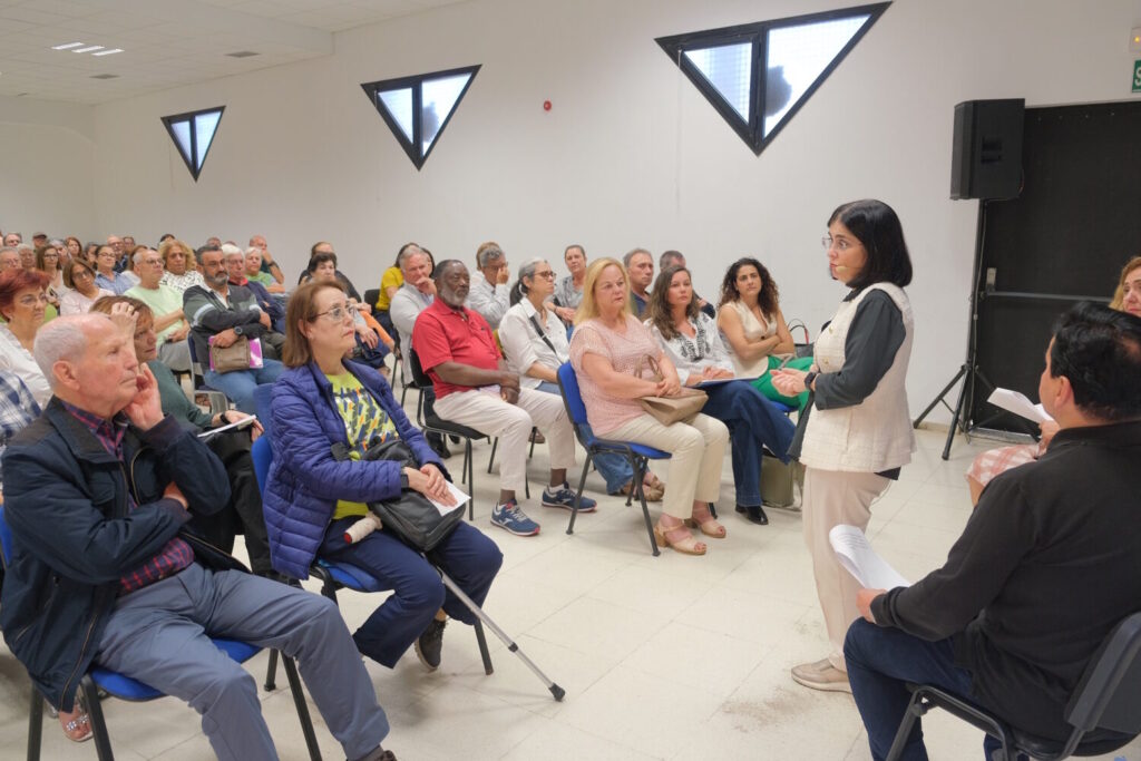 Darias traslada la labor municipal a la Universidad Popular. Carolina Darias en el encuentro con usuarios de la Universidad Popular – Juan Rodríguez Doreste/ Ayuntamiento de La Palmas de Gran Canaria.