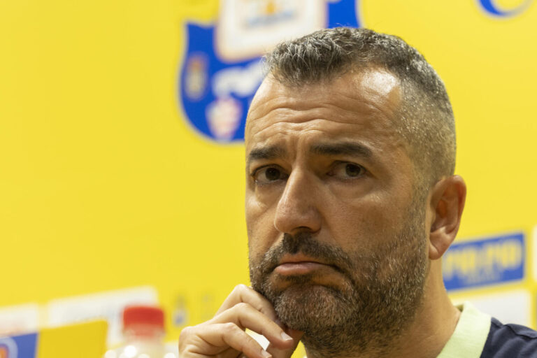 Diego Martínez: «Queremos agarrarnos a la Primera División sí o sí»