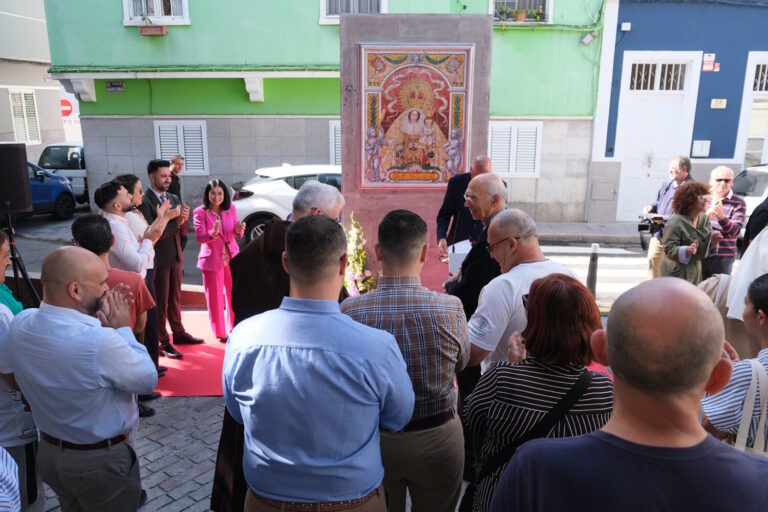 Las Palmas de Gran Canaria descubre un azulejo conmemorativo de la coronación canónica de la Virgen del Carmen