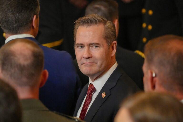 Trump aparta del gobierno al asesor Mike Waltz