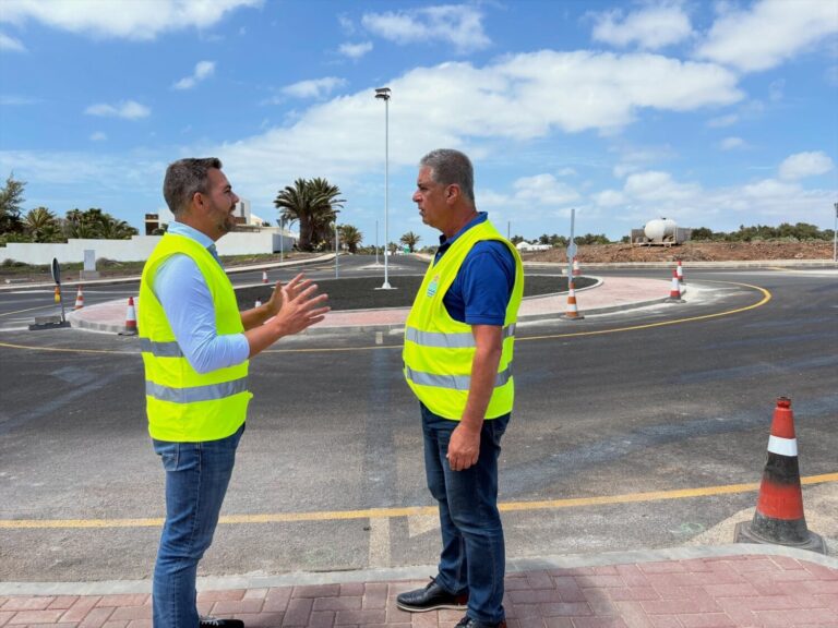 Cerrada la vía que une Tahíche y Costa Teguise por reasfaltado