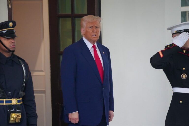 Un tribunal de EEUU declara «ilegales» y paraliza la mayoría de los aranceles de Trump