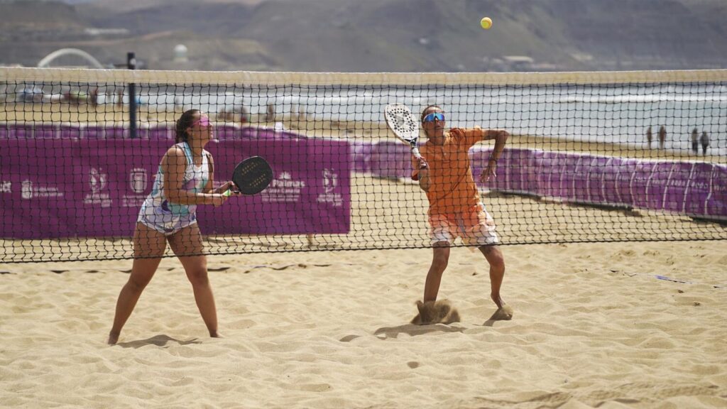Comienza el Sand Series Classic ITF BeachTennis Gran Canaria 2025, el mejor tenis playa del mundo. Imagen de la primera jornada del Sand Series Classic ITF BeachTennis Gran Canaria/ Media Press Global.