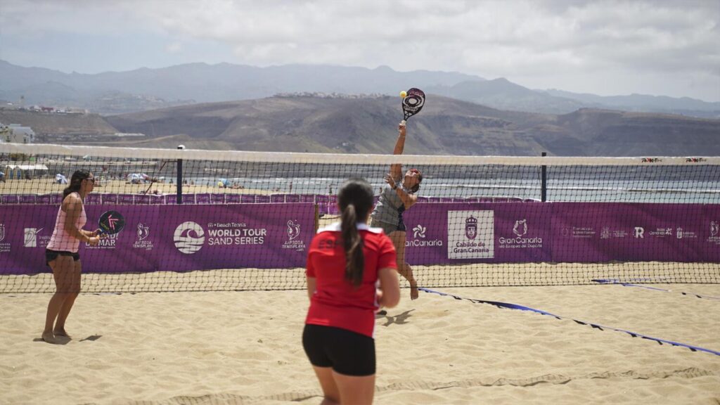 Comienza el Sand Series Classic ITF BeachTennis Gran Canaria 2025, el mejor tenis playa del mundo. Imagen de la primera jornada del Sand Series Classic ITF BeachTennis Gran Canaria/ Media Press Global.