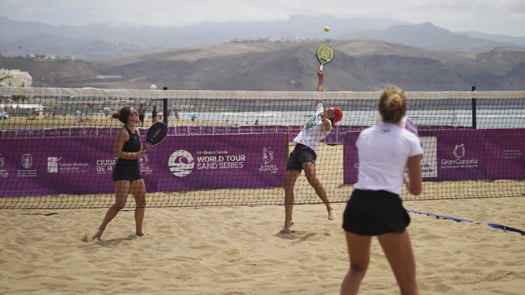 Comienza el Sand Series Classic ITF BeachTennis Gran Canaria 2025, el mejor tenis playa del mundo. Imagen de la primera jornada del Sand Series Classic ITF BeachTennis Gran Canaria/ Media Press Global.