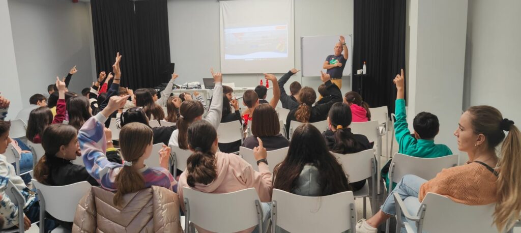 Sebastián Quintana, presidente de ‘Canarias, 1500 Km de Costa’, durante una de las charlas impartidas en Bilbao 