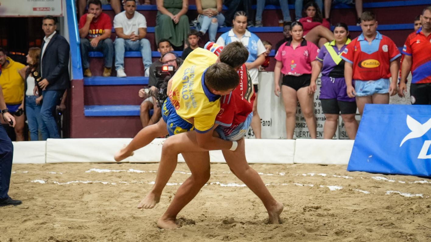 The CL Saladar de Jandía defeats CL Castillo del Romeral in the Institutional Wrestling Match of the Day of the Canaries