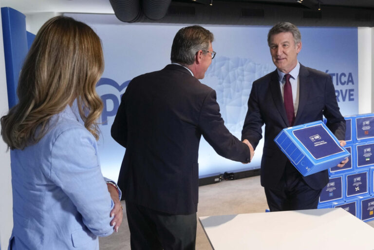 Feijóo oficializa su candidatura para la reelección como presidente del PP