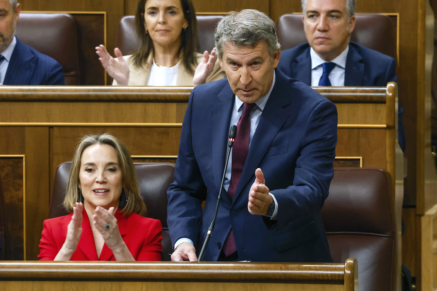 El presidente del PP, Alberto Núñez Feijóo, se dirige al presidente del Gobierno, Pedro Sánchez, durante la sesión de control al Ejecutivo, este miércoles. Imagen EFE