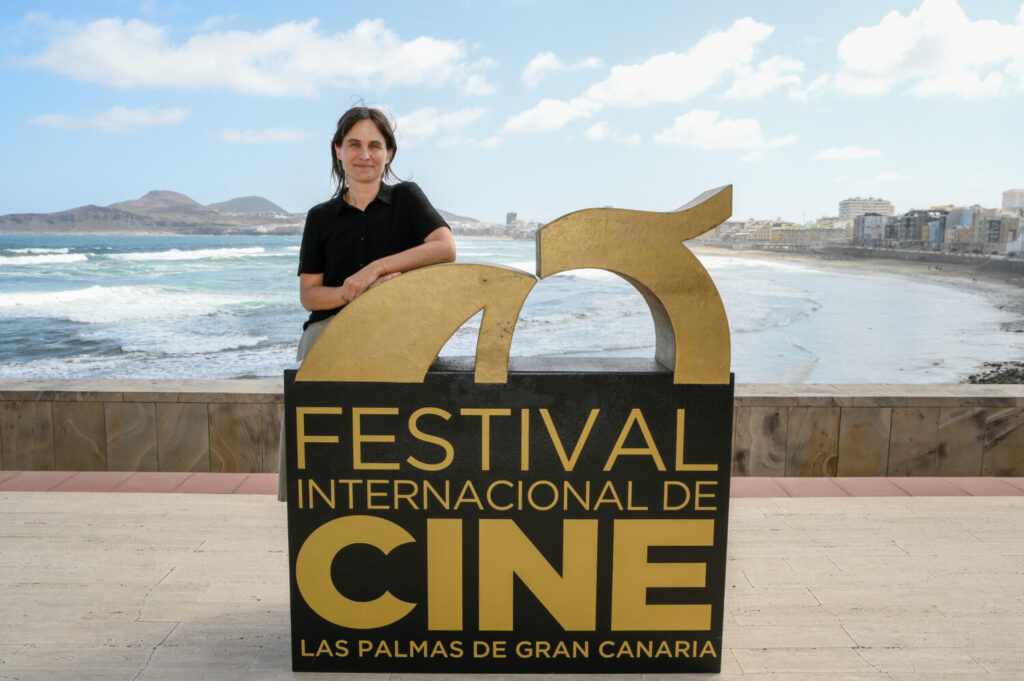 En un entorno apacible que oculta tensiones, la película invita a observar una comunidad atrapada entre el miedo