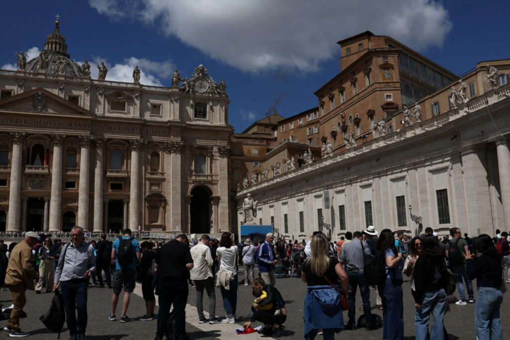 Miles de fieles esperan en la plaza de San Pedro la elección del nuevo papa. REUTERS/Eloisa Lopez