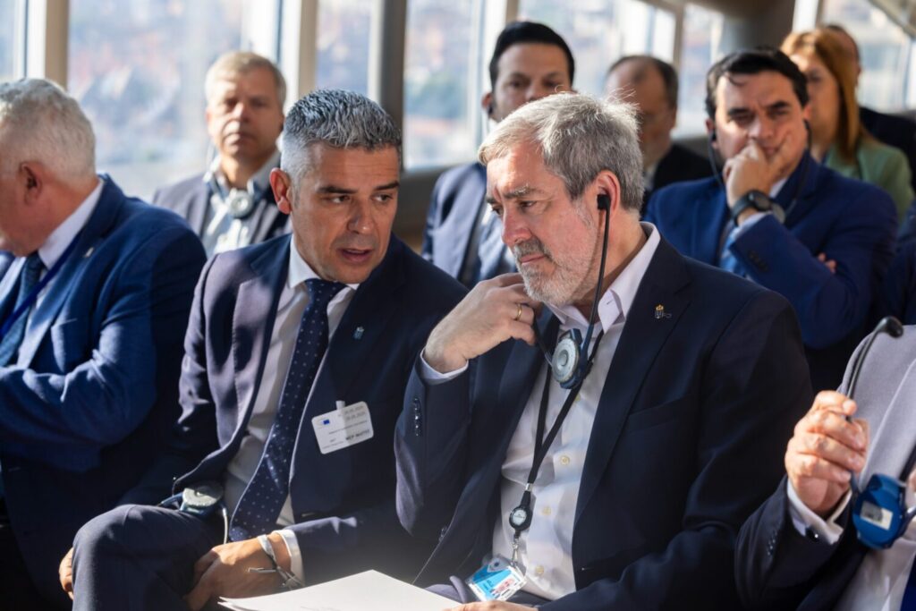 Clavijo defiende el POSEI en Bruselas. Imagen: El presidente de Canarias, Fernando Clavijo (d) y el consejero de Agricultura, Pesca, Ganadería y Soberanía Alimentaria (i). Gobierno de Canarias