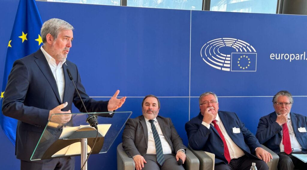 Clavijo enviará carta a Sánchez para pedirle que España mueva ficha en los fondos RUP. Imagen de archivo del presidente de Canarias durante una intervención sobre la posición de las RUP frente al Marco Financiero 2028-2034. Imagen Gobierno de Canarias