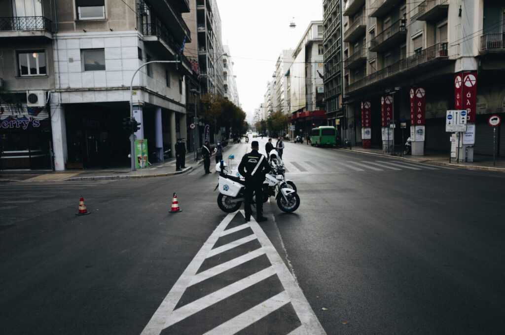 La explosión ocurrió en un aparcamiento cerca de una sucursal bancaria entre las calles de Platonos y Agios Dimitriou, en Grecia