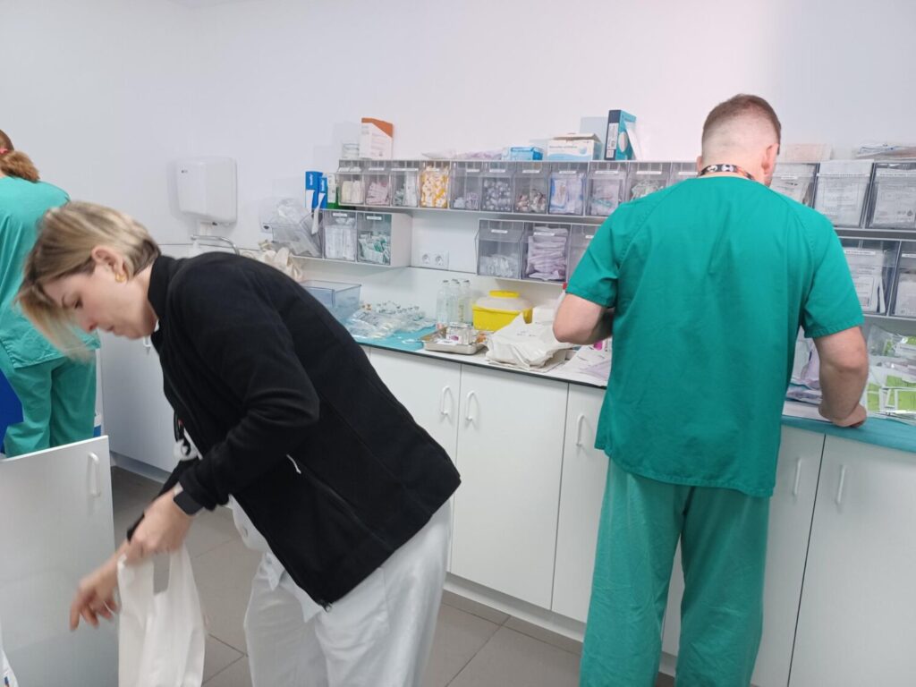 Personal sanitario del HUC trabajando en las nuevas instalaciones hospitalarias