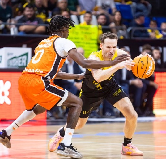 Marcelinho Huertas en acción durante un partido de la Liga Endesa. Imagen CB Canarias