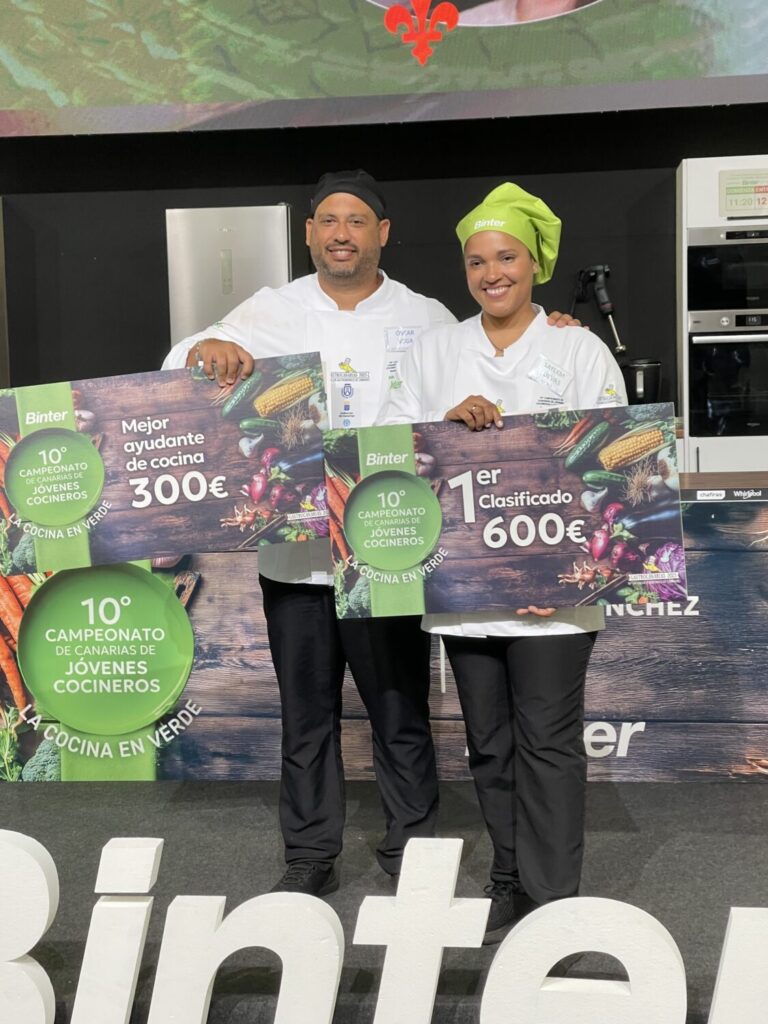Saylen Cuevas (d) y Óscar Vega (i), ganadores del 10º Campeonato de Canarias de Jóvenes Cocineras y Cocineros