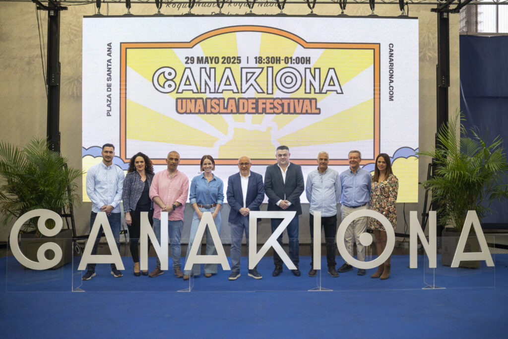 Imagen de grupo tras la rueda de prensa ante la gráfica de 2025 del Festival/ Cabildo de Gran Canaria.