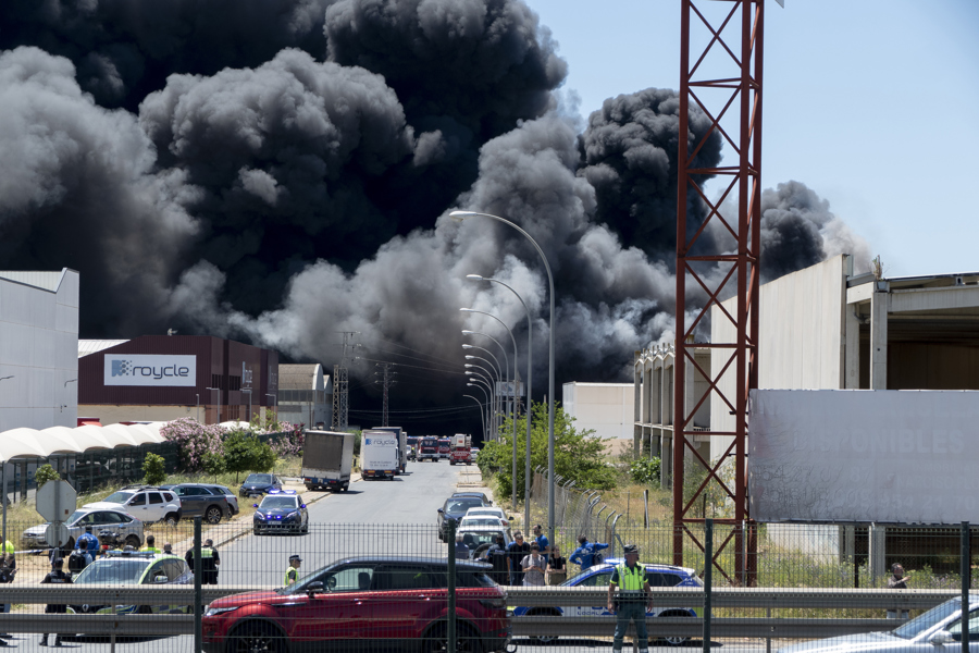 Varias unidades de bomberos trabajando en las labores de extinción de un incendio en una nave de productos químicos en Alcalá de Guadaíra (Sevilla). Imagen: EFE/David Arjona