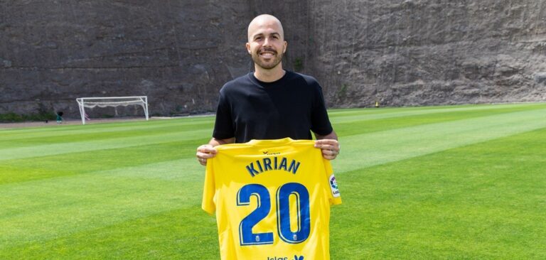 Kirian Rodríguez, capitán de la UD Las Palmas, dona su camiseta más especial a LEGENDS