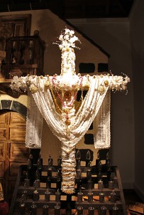 El Día de la Cruz en la isla bonita se vive a partir de flores, papeles de colores, semillas, telas y joyas