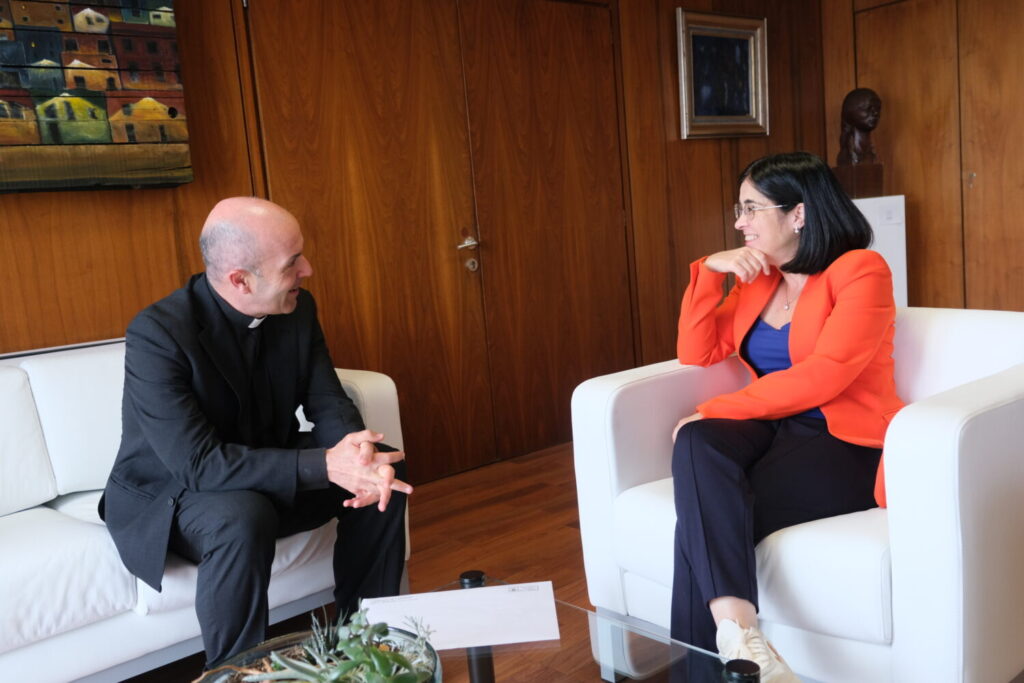 Carolina Darias recibe el rector de la Basílica del Pino