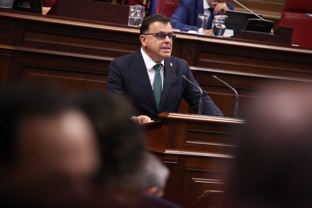 Edificación de viviendas. Imagen: Manuel Miranda, consejero de Política Territorial, Cohesión Territorial y Aguas, en el Parlamento de Canarias. Gobierno de Canarias