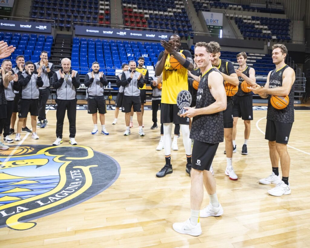 Marcelinho Huertas con el premio a mejor jugador de los 1/4 de la BCL / La Laguna Tenerife