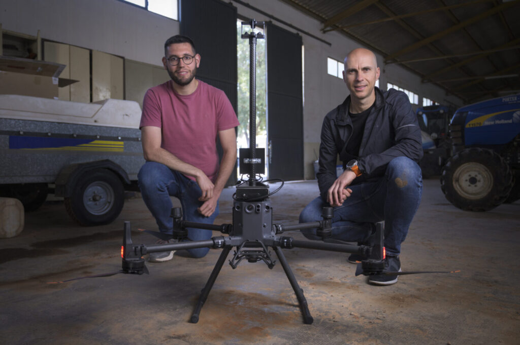 José Gómez y César Azorín junto al Meteo-Dron. / Alejandro Muñoz / Ayuda CSIC-FBBVA Comunicación