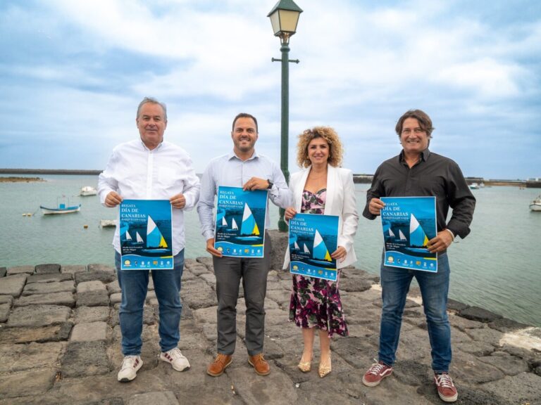 El litoral de Arrecife acoge la Regata de Barquillos del Día de Canarias