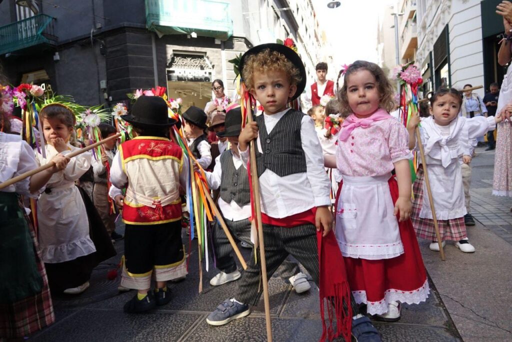 Los escolares de Santa Cruz de Tenerife celebran el Día de Canarias con un paseo romero y la música tradicional en la plaza de La Candelaria
