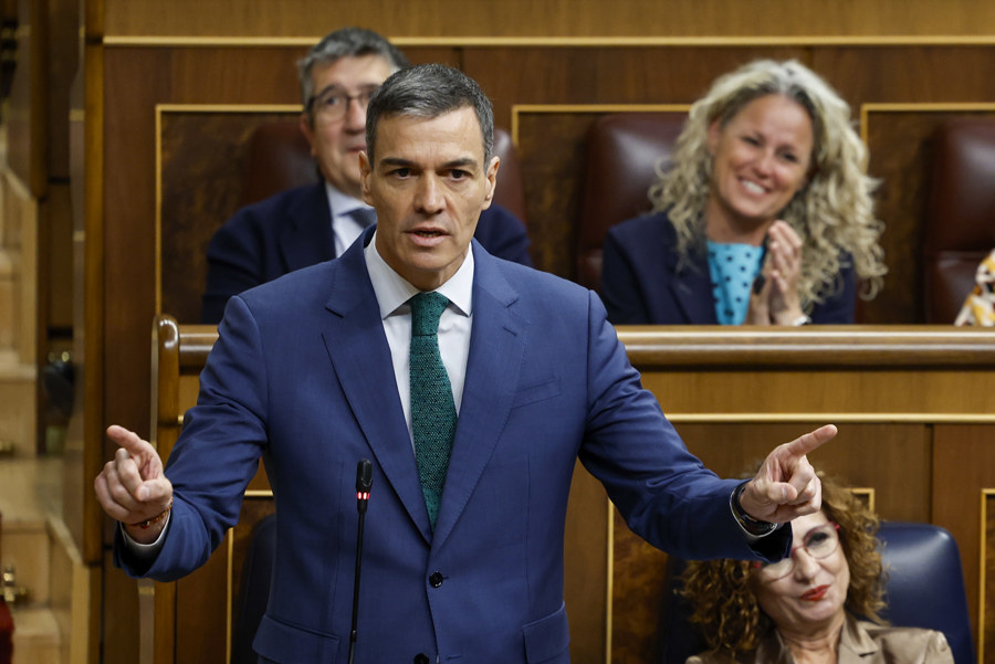 Cara a cara de Sánchez y Feijóo en el Congreso. Imagen: El presidente del Gobierno, Pedro Sánchez, interviene en la sesión de control al Ejecutivo que este miércoles, 21 de mayo, celebra el Congreso. EFE/ Chema Moya