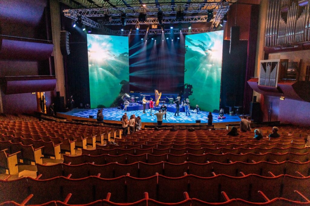 El Auditorio Alfredo Kraus se prepara para el acto institucional del Día de Canarias que se celebrará por primera vez en horario matinal