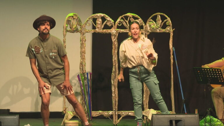 El espectáculo «La Raya» traslada al alumnado herreño los valores de La Bajada