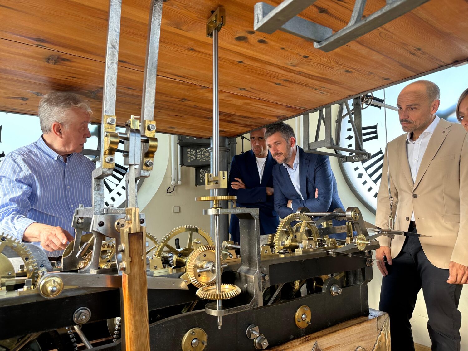 La Puerta del Sol activa el 'modo canario' y atrasará su reloj una hora este viernes