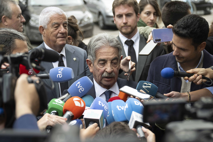 El expresidente cántabro Miguel Ángel Revilla atiende a la prensa este viernes, tras finalizar el acto de conciliación con el rey Juan Carlos I celebrado en un juzgado santanderino. EFE/Pedro Puente