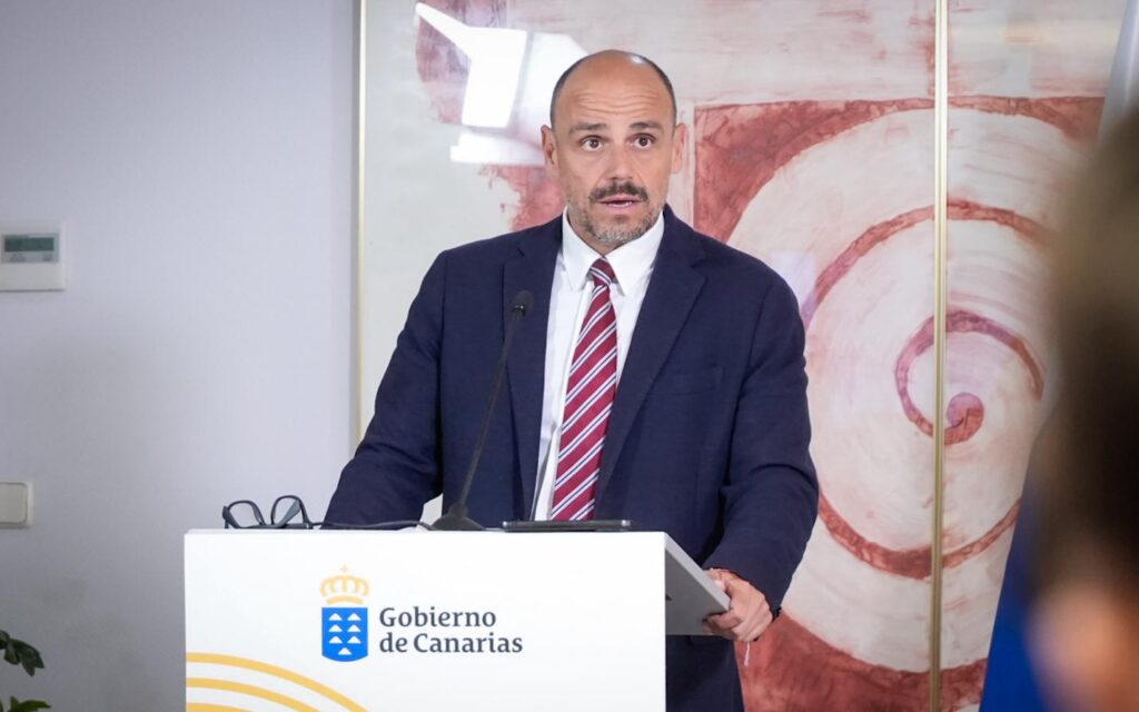 El portavoz del Ejecutivo canario, Alfonso Cabello, en rueda de prensa. Imagen: Gobierno de Canarias