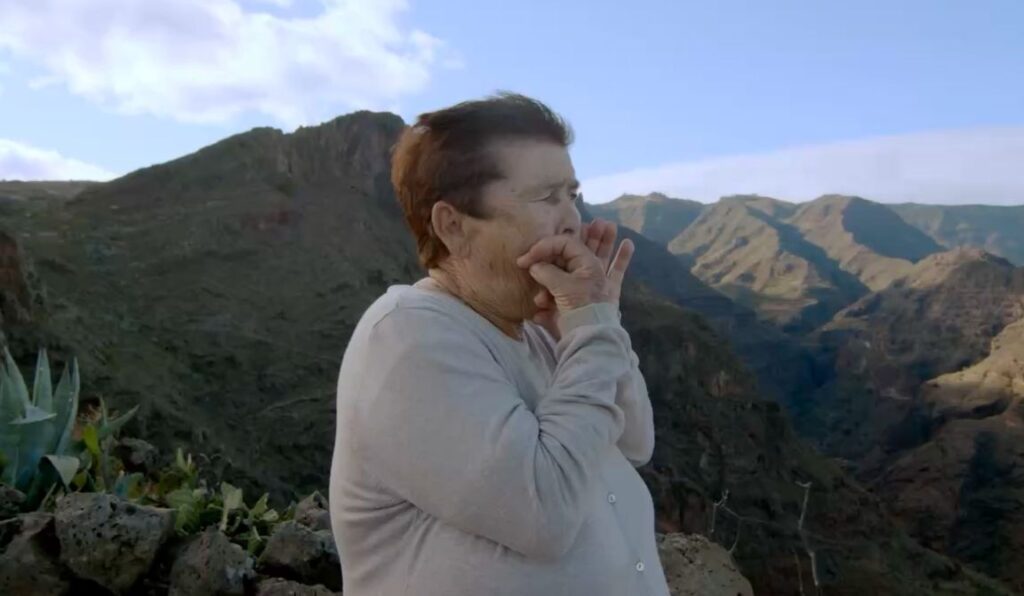 Imagen del silbo gomero, una de las tradiciones canarias que serán protagonistas en la programación para los mayores en mayo y junio.