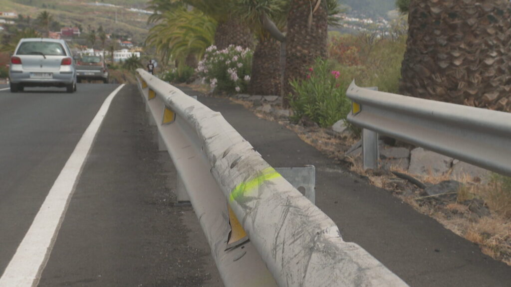 El accidente que dejó dos personas fallecidas se produjo al chocar frontalmente dos vehículos en la carretera LP-201 que comunica Santa Cruz de La Palma con el aeropuerto de Mazo