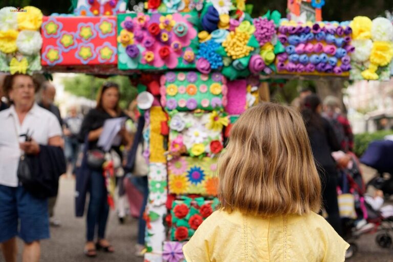 La capital tinerfeña acoge la tradicional exposición de Cruces para festejar el día grande de las Fiestas de Mayo 