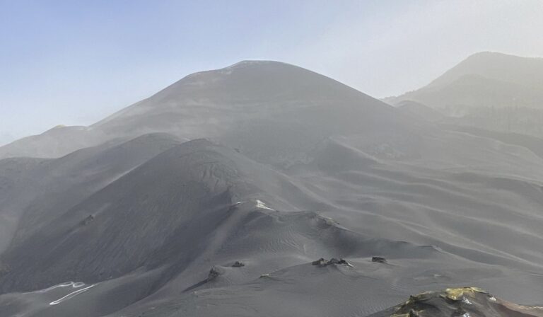 Las obras continúan en la carretera LP-211, afectada por el volcán Tajogaite