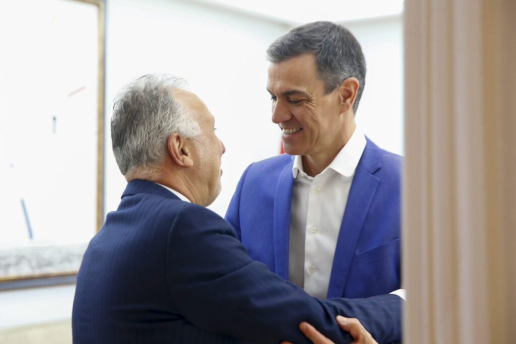 Torres se reúne con Sánchez y acude al Consejo de Ministros tras su operación quirúrgica