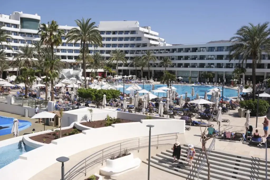 En la imagen un complejo hotelero situado en el municipio tinerfeño de Arona, uno de los principales núcleos turísticos de esta isla. EFE/Alberto Valdés