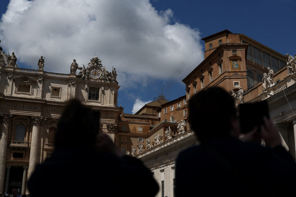 Los fieles miran la chimenea que dará a conocer si hay nuevo papa. REUTERS/Eloisa Lopez