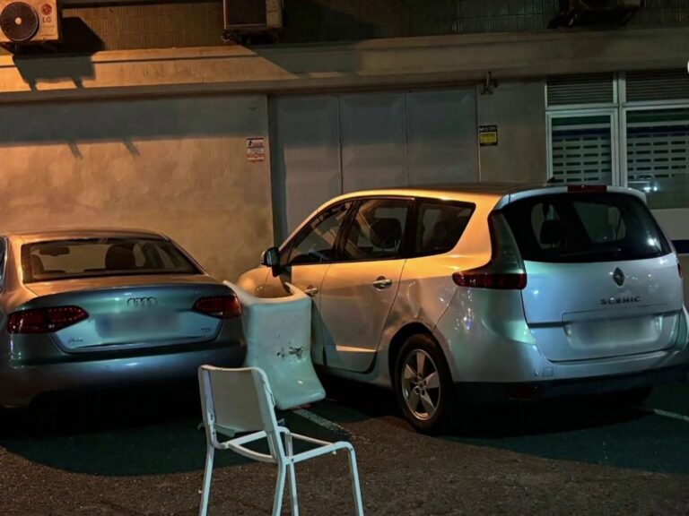 Vecinos desesperados en Gran Canaria por una mujer que lanza objetos desde su balcón