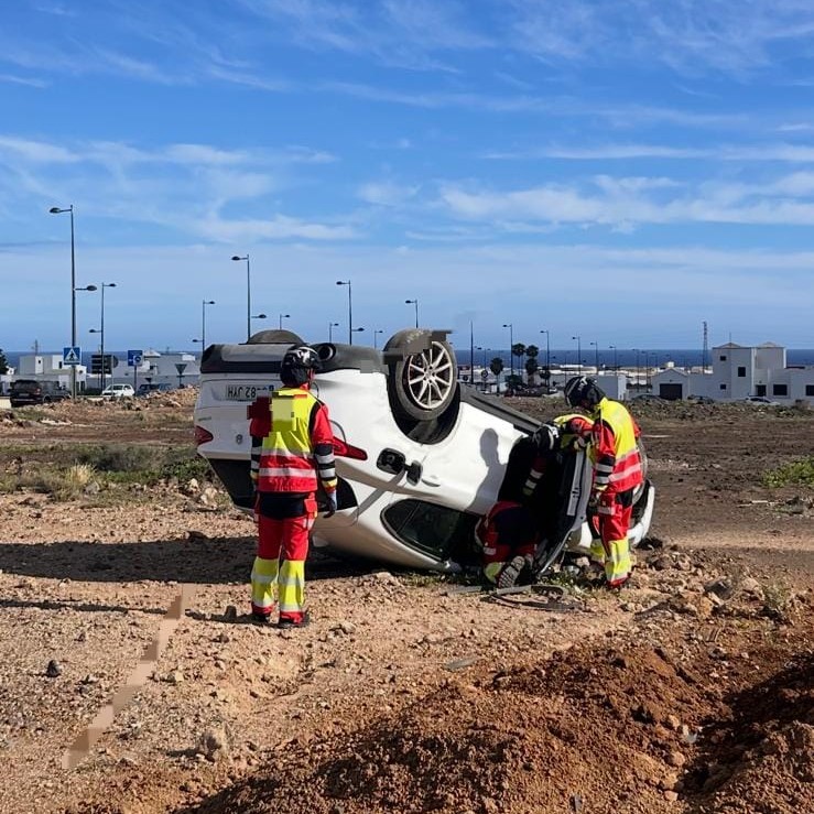 Un vehículo vuelca en la carretera LZ-2. Vehículo volcado en la carretera LZ-2, sentido Tahiche. Imagen cedida por Emergencias Lanzarote.