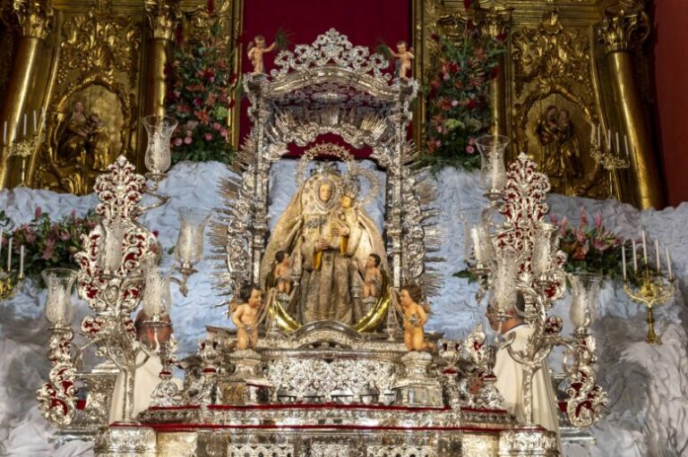 ¿Qué significa la Bajada del camarín de la Virgen del Pino y por qué es tan especial?