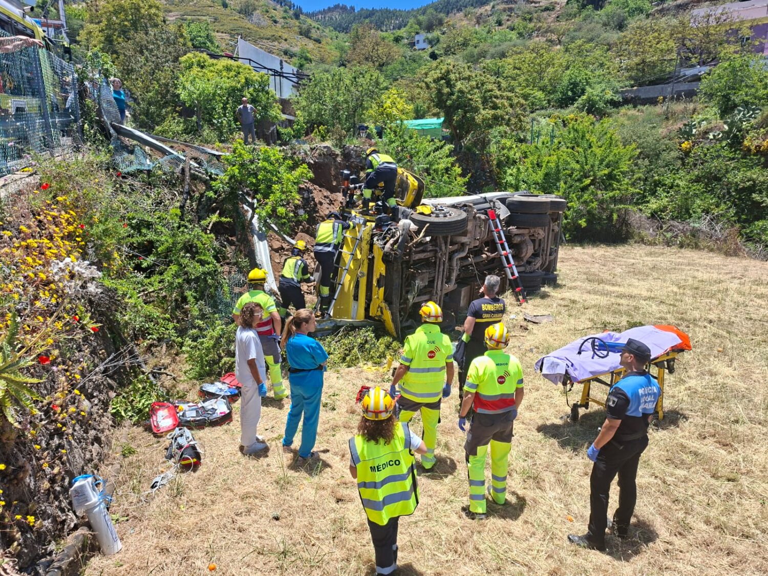 Dos heridos graves tras volcar dos camiones en Gran Canaria. Imagen del vuelco en San Mateo. 112 Canarias.